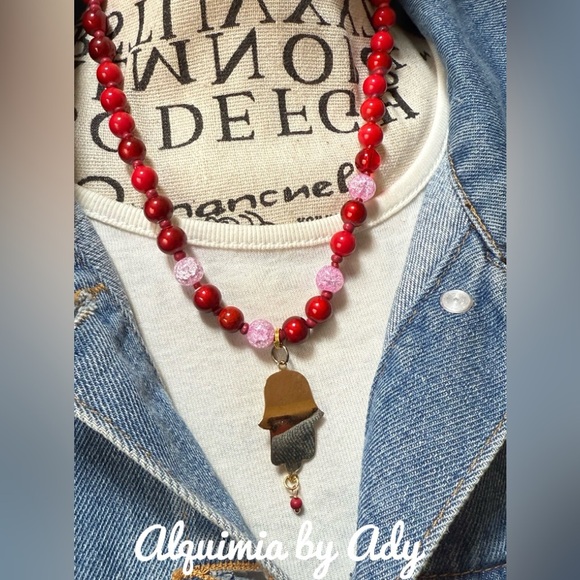 Red and Gold Beaded Necklace with Hamsa Pendant and pink quartz - Picture 3 of 3